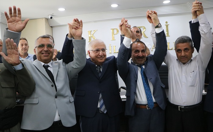 Hakkari'de İYİ Parti’den Bin 500 Kişi AK Parti’ye Geçti, Bakan Güler Rozet Taktı