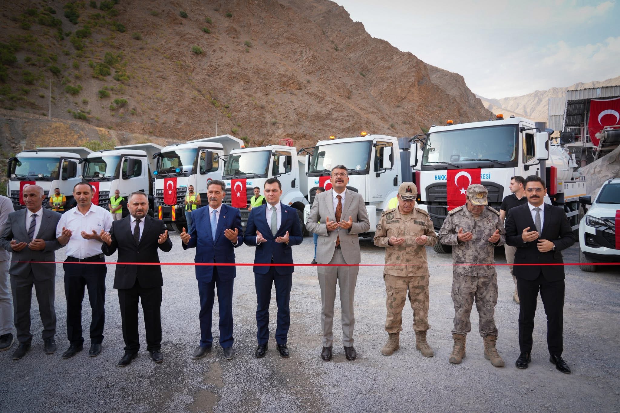 Hakkâri'de Altyapı İçin 12 Yeni Araç Hizmete Girdi