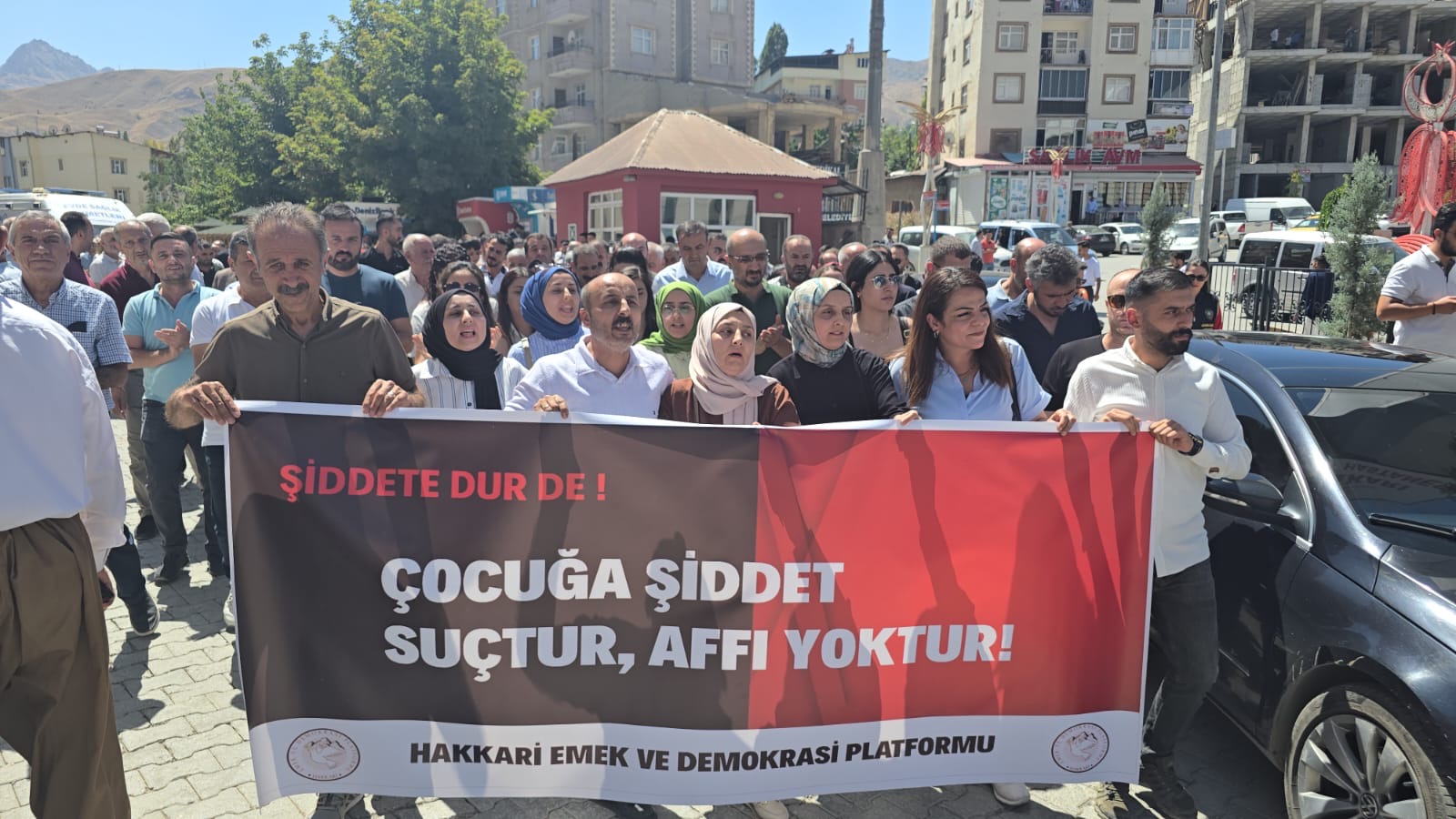 Hakkari’de Uzman Çavuş Tepkisi sürüyor