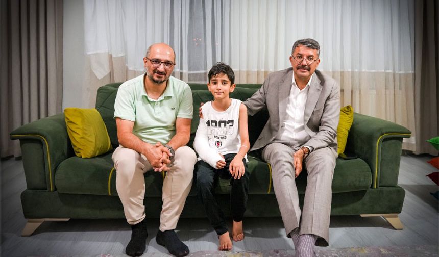 Vali Ali Çelik, Kolu kırılan Taş’ı ziyaret etti