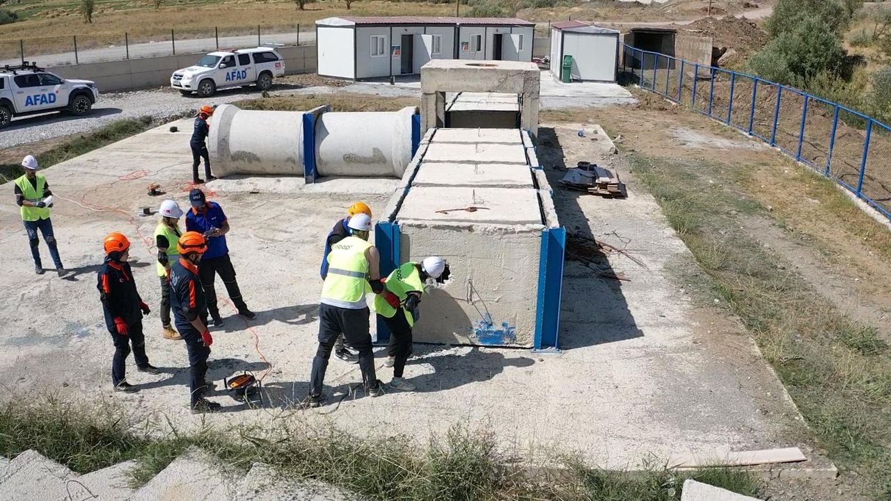 Hakkari'de AFAD Eğitim Sahası hizmete açıldı