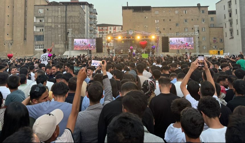Yüksekova'da Rojda Şenses konserine yoğun ilgi: Konser alanı doldu taştı