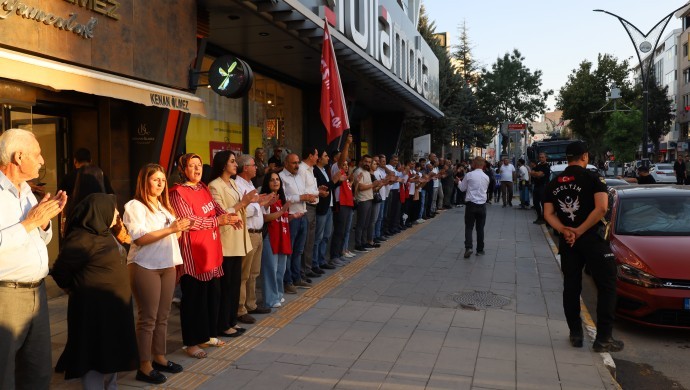 Van'da 223 işçi için insan zinciri oluşturuldu