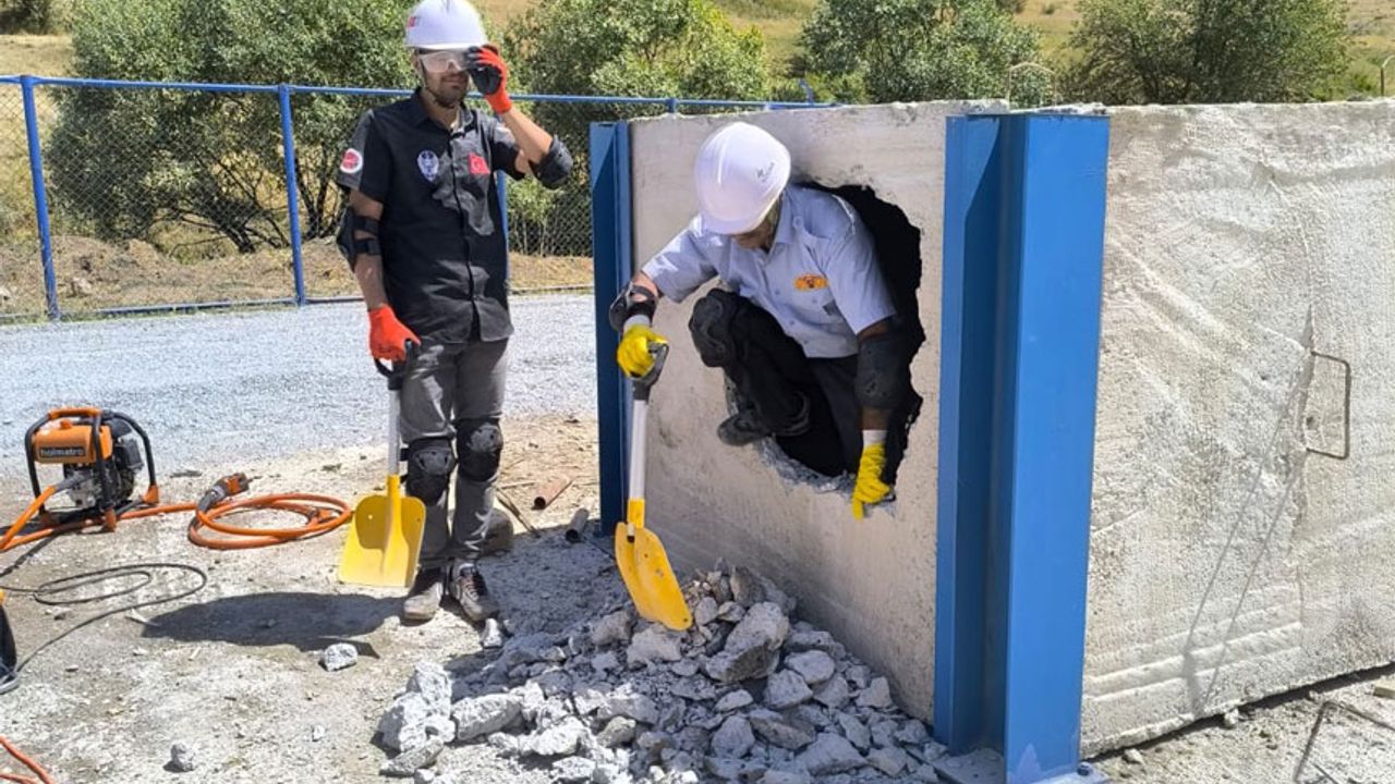 Hakkari AFAD'dan belediye ekibine afet eğitimi