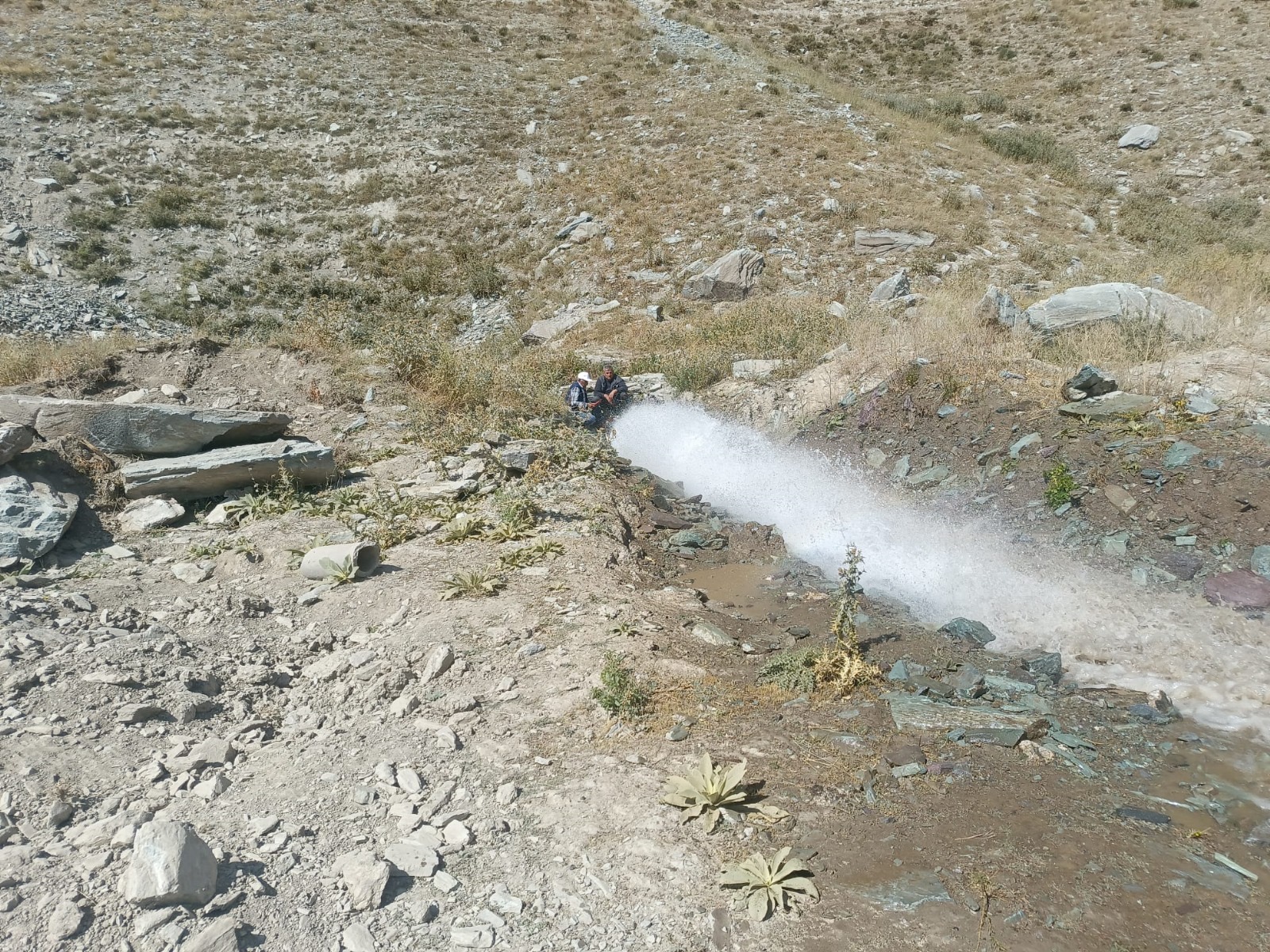 Hakkari’de 3 bin 500 rakımda zorlu su arızası çalışması