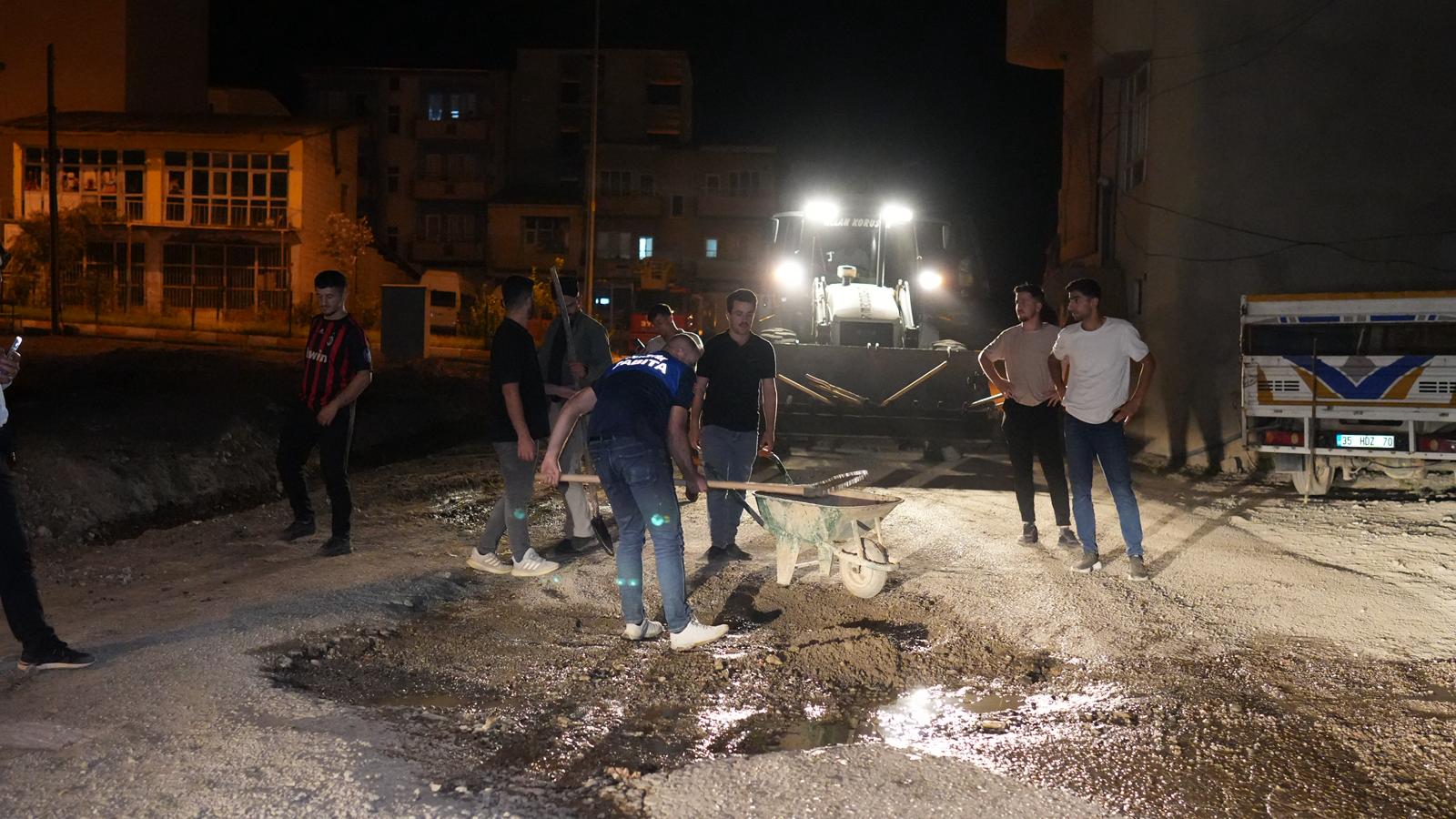 Derecik’te Yol Onarımı Gece 02.30’a Kadar Devam Etti