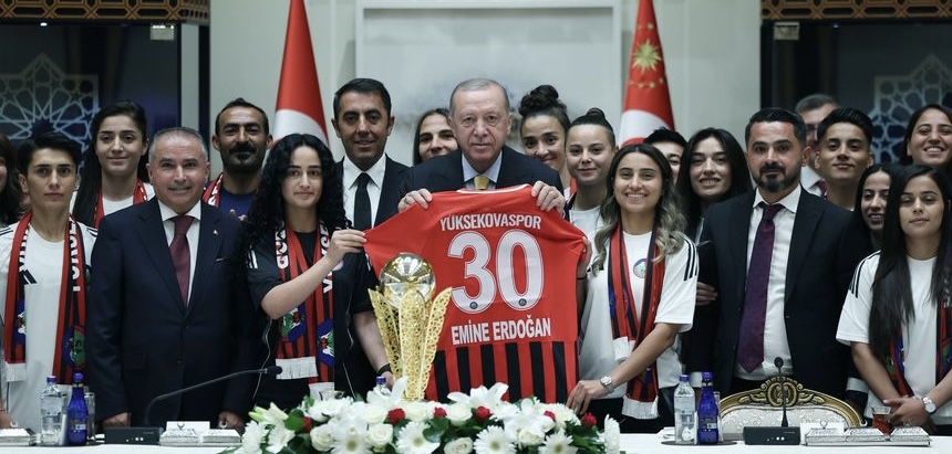 Cumhurbaşkanı Erdoğan Yüksekovaspor Kadın Futbol Takımı’nı kabul etti
