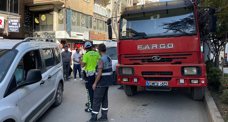 Hakkari’de Yanlış Park Trafiği Felç Etti: Onlarca Araç Kuyruğu Oluştu