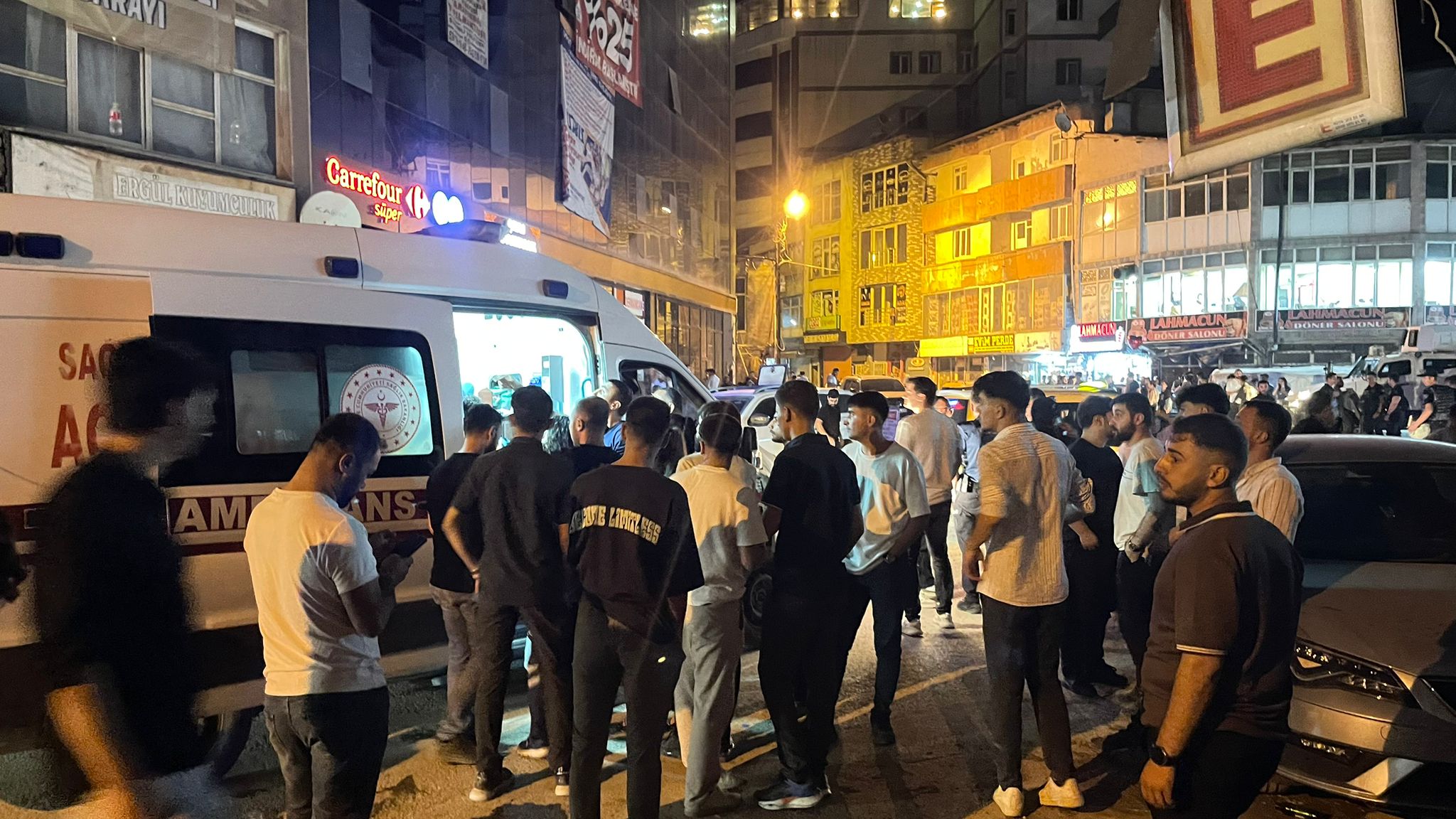 Yüksekova'da taşlı sopalı kavga: 1 yaralı