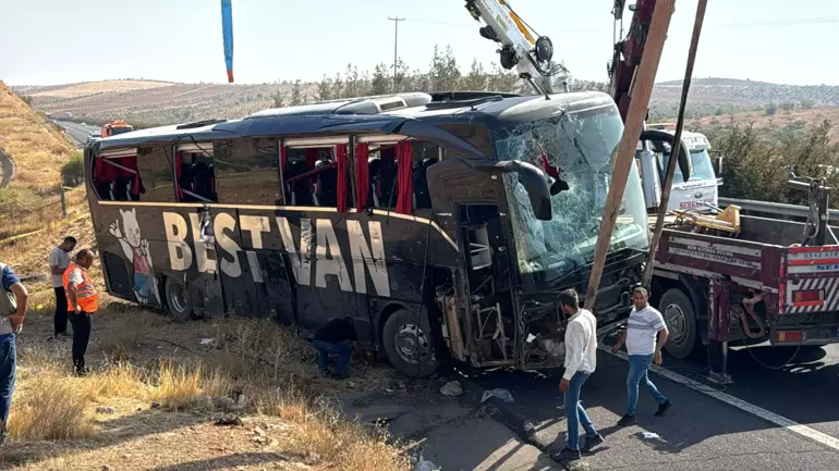 Yolcu otobüsü devrildi: 27 yaralı