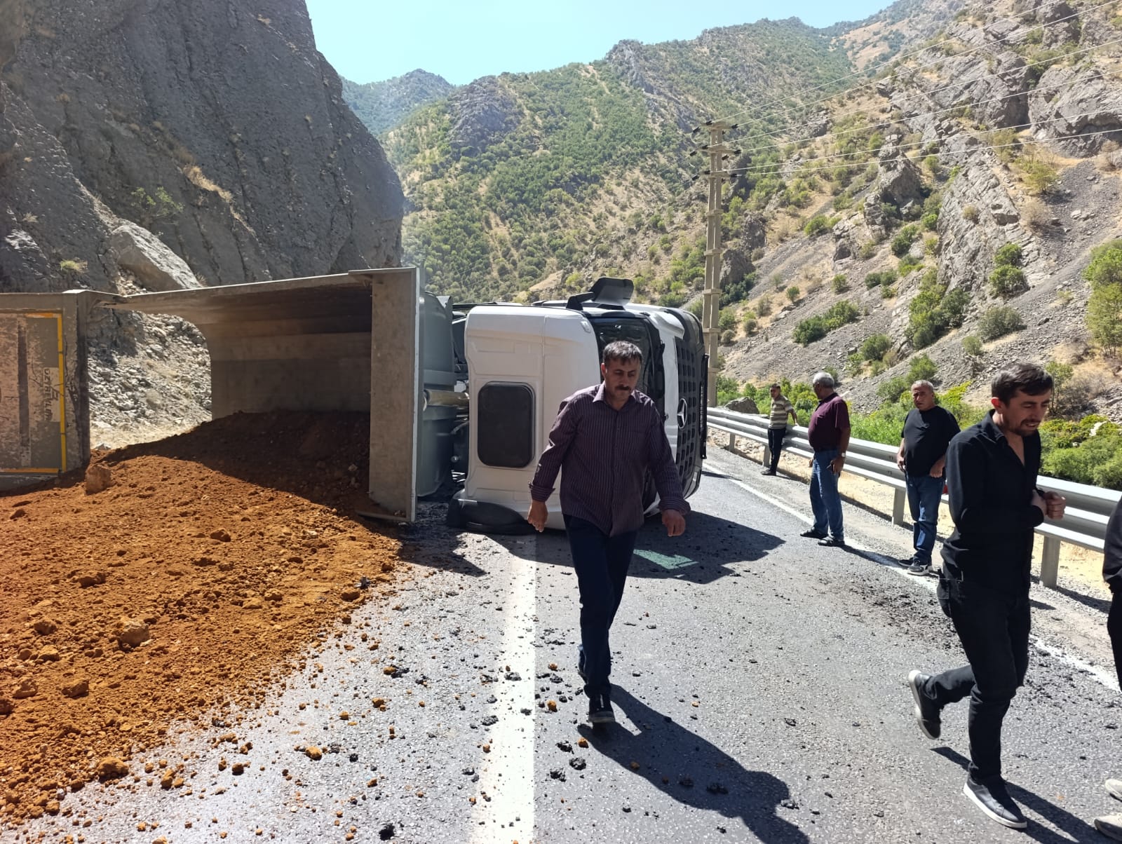 Hakkari’de Maden yüklü kamyon devrildi