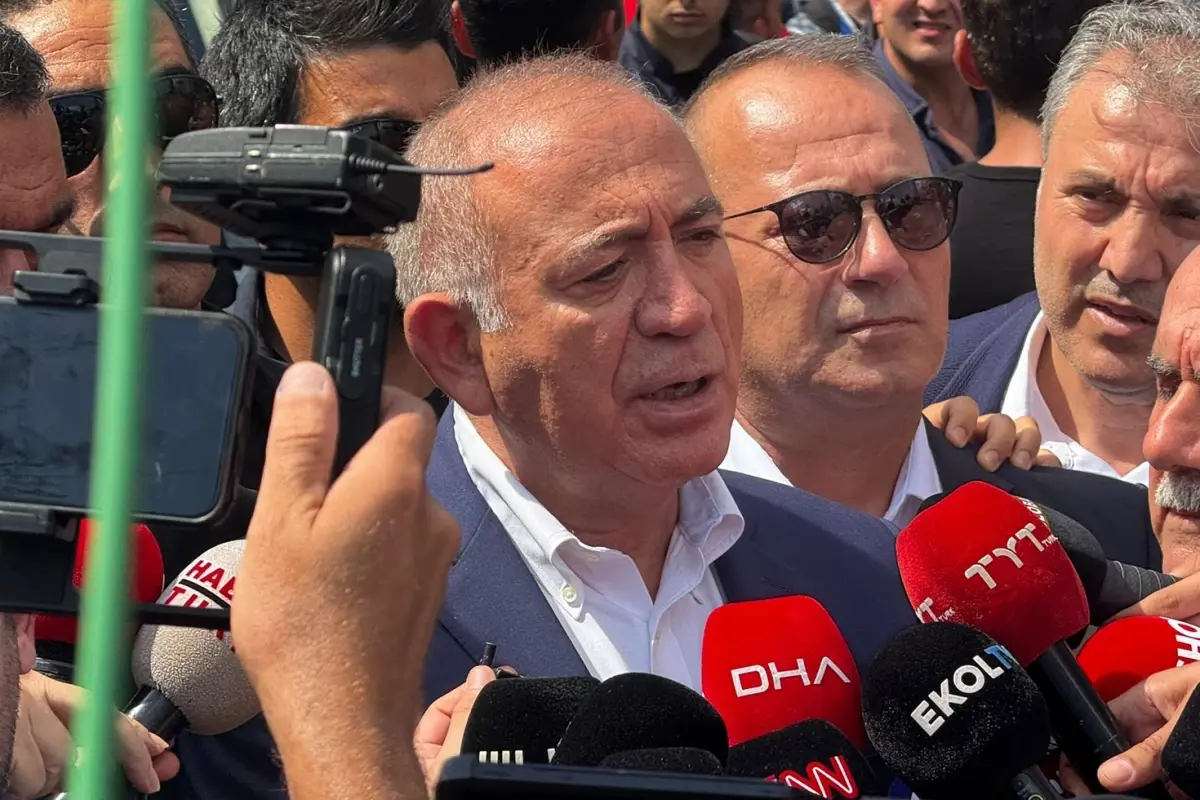 Kayyum olarak atanan Gürsel Tekin, CHP il binasına girdi