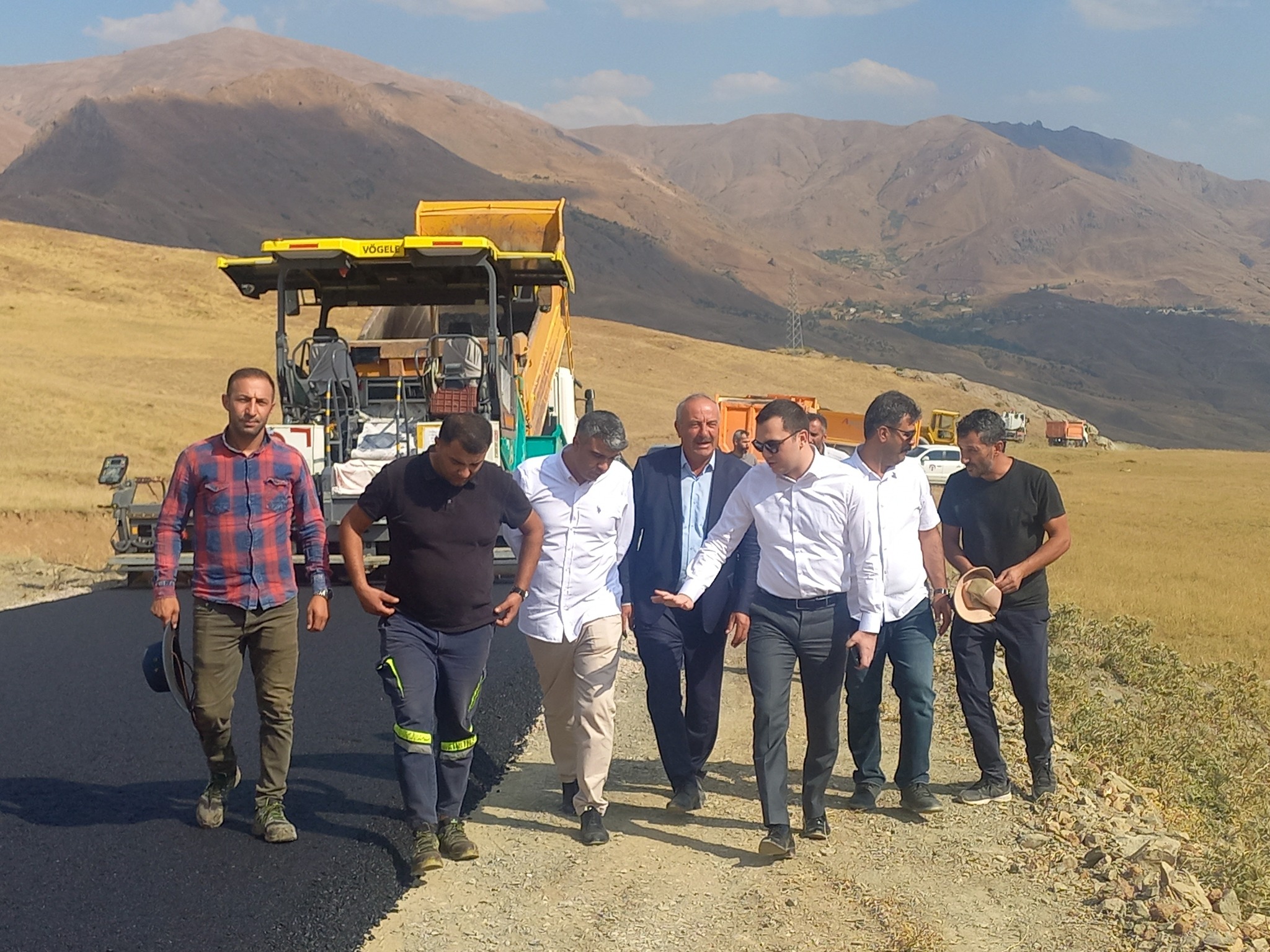 Hakkari’de Köylere Ulaşım Sağlayan Yol Yenileniyor