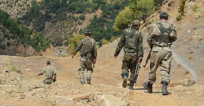 Köy korucusu Hakkari-Van karayolunda, Önce eşini, sonra kendisini öldürdü!