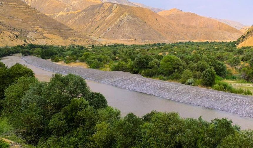 Hakkari Zap suyunda taşkınla mücadele çalışması sürüyor