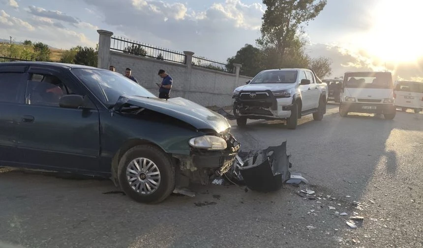 Yüksekova’da maddi hasarlı trafik kazası