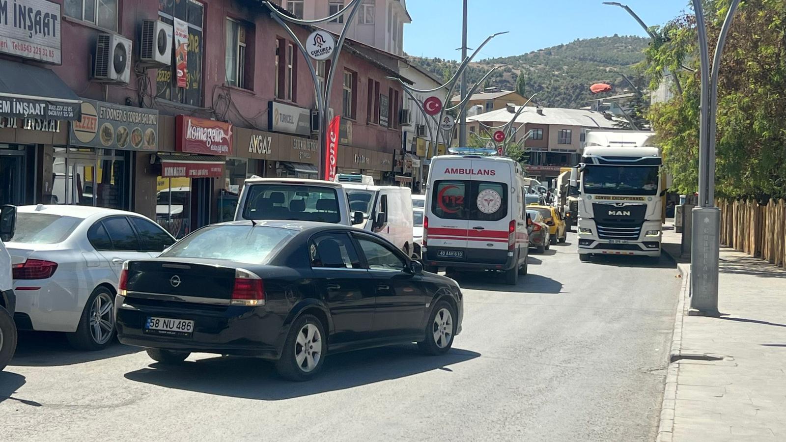 Çukurca’da Trafik Krizi: Çarşı Merkezi Araçlara Kapandı