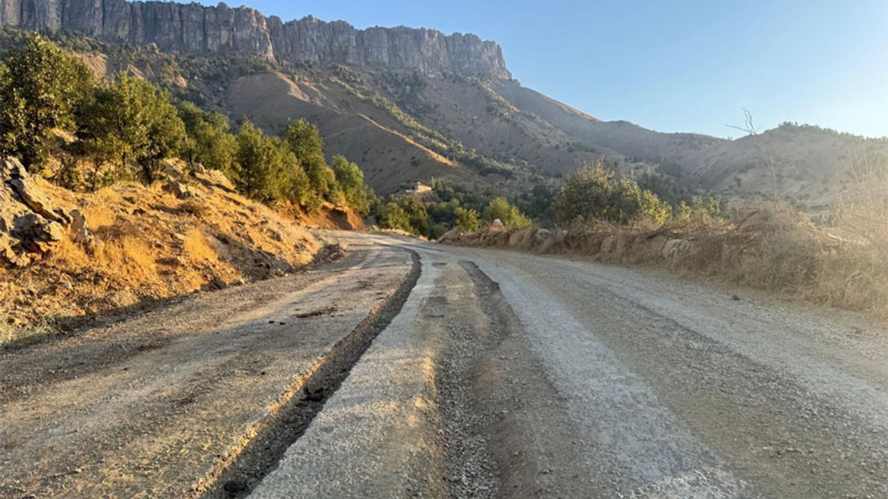 Hakkari'de 2 sene önce yapılan yol döküldü