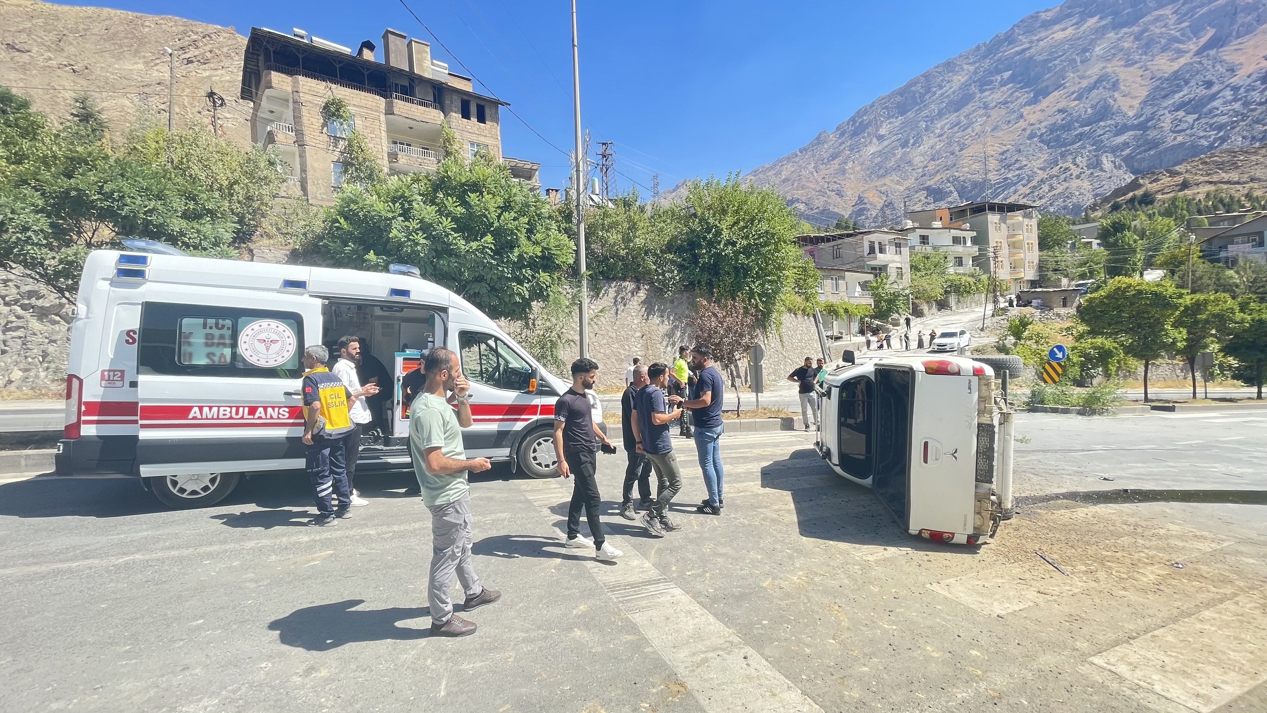 Hakkari’de Kamyonet takla attı: 2 Yaralı