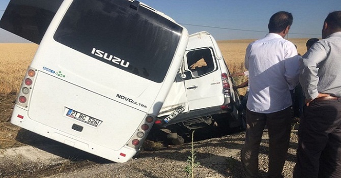 Polis minibüsü ile sivil araç çarpıştı : 2 ölü 15 yaralı