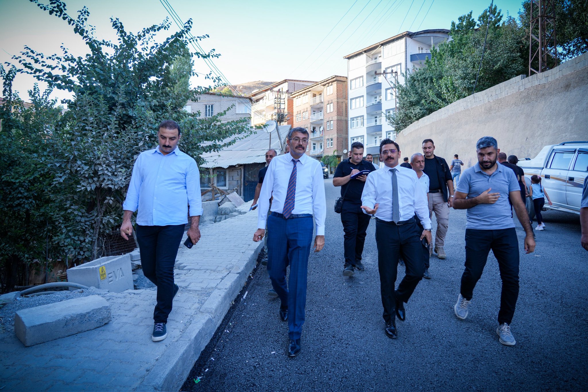 Vali Çelik, yol yapım çalışmalarını inceledi