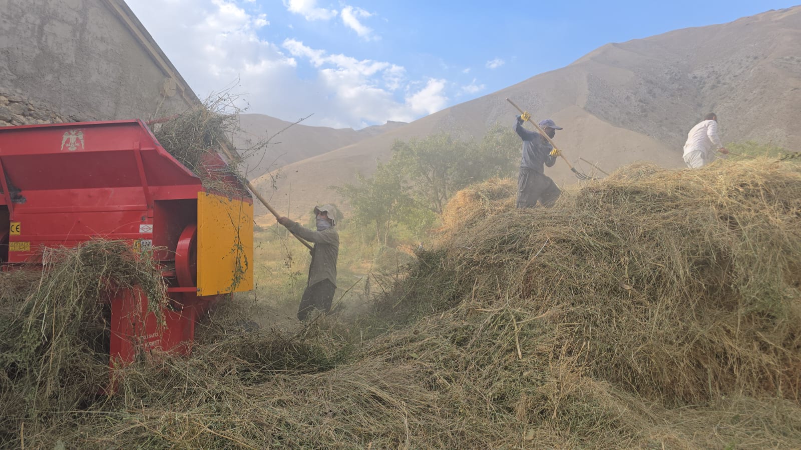 Hakkari'de Köylülerden Ortak Talep: Asfalt Yol ve Sulama Havuzu İstiyoruz