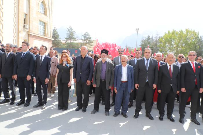 Hakkâri’de Gaziler Günü Çelenk Töreniyle Kutlandı
