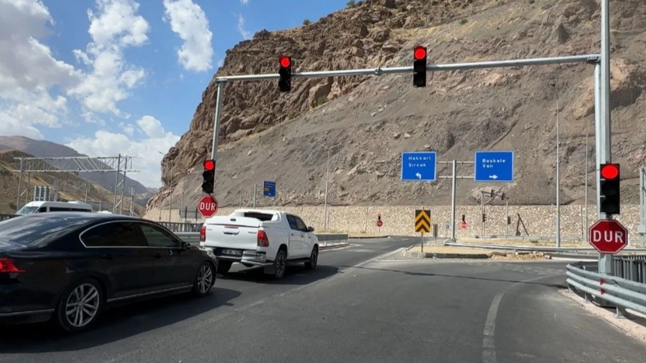 Hakkari-Van karayolunda kazalarla gündemdeydi: Trafik Işıkları Yerleştirildi