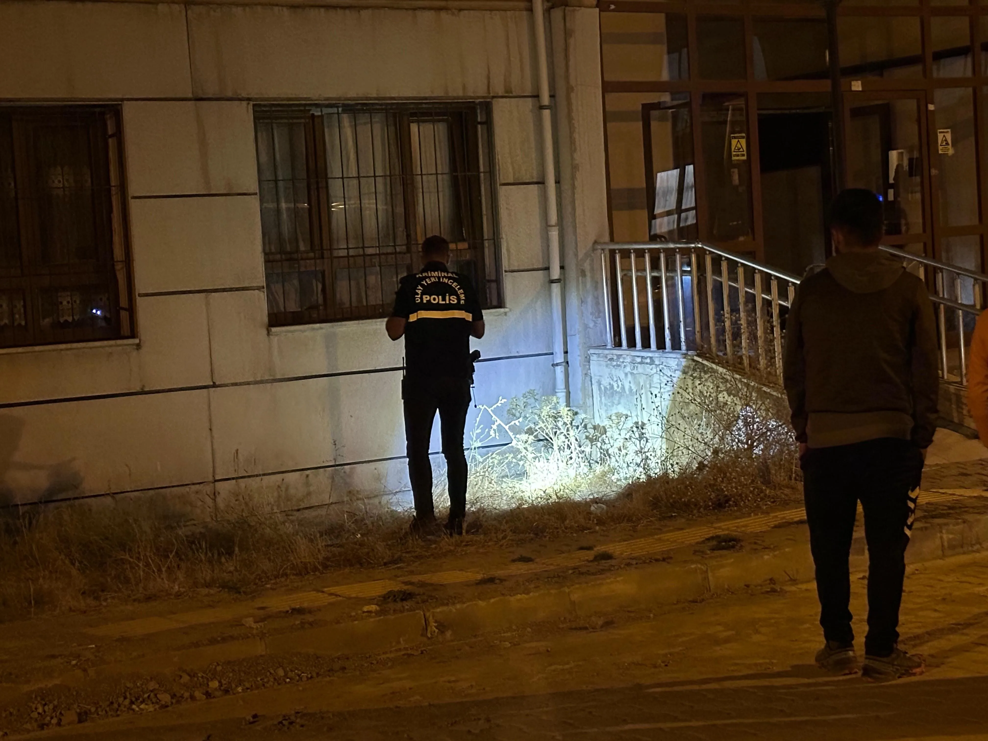 Gece Yarısı Silah Sesleri: Hakkari’de Bir Ev Kurşunlandı