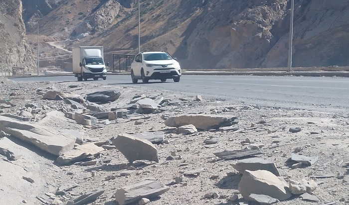 Hakkari Depin Yolunda Taş Düşme Tehlikesi: Vatandaşlar Kalıcı Önlem İstiyor