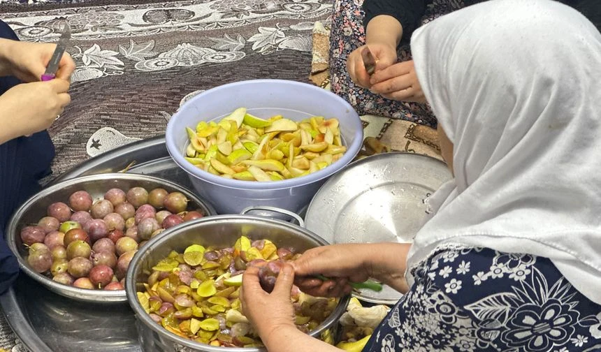 Hakkari'de kış hazırlıkları: Pestil yapımı sürüyor