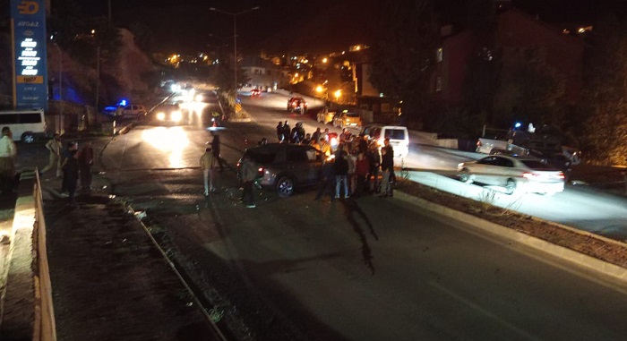 Hakkari’de Kontrolden Çıkan Araç Direğe Çarptı