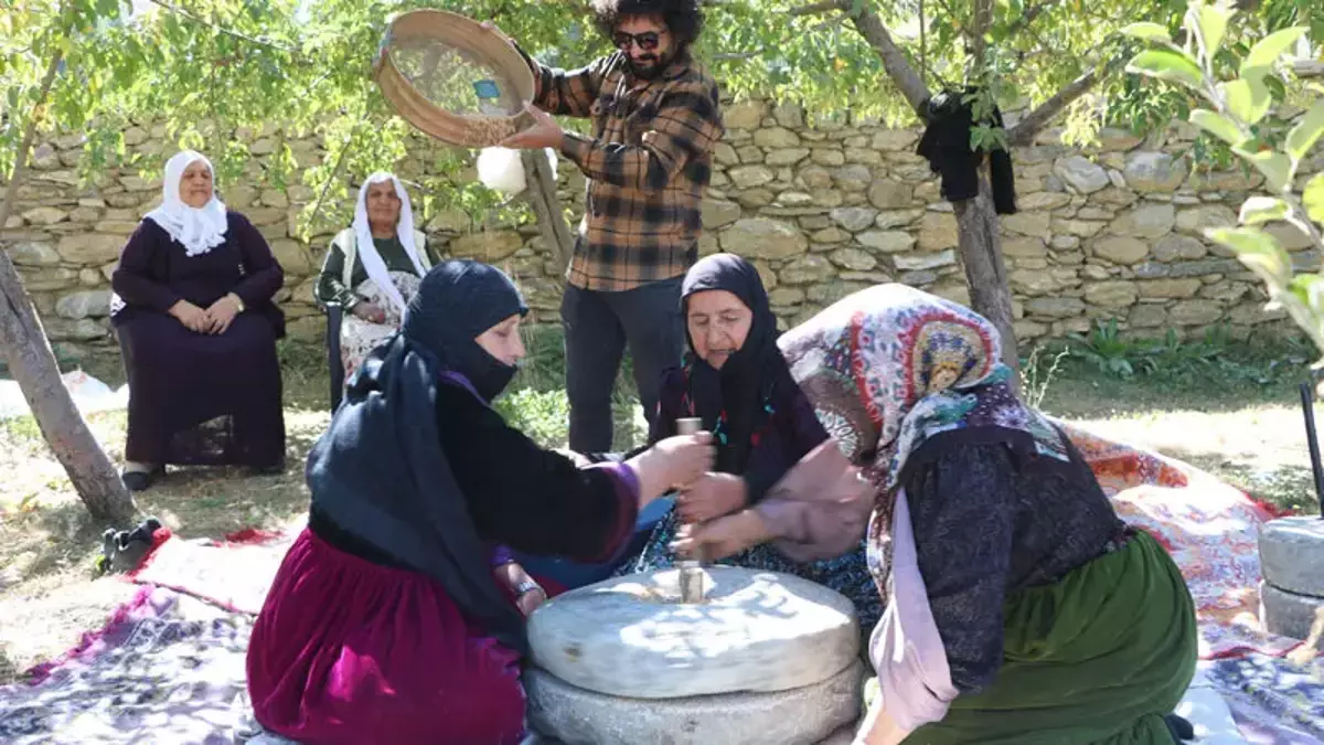 Hakkari'de kadınlar, dedelerinden kalma taş değirmende buğday öğütüyor