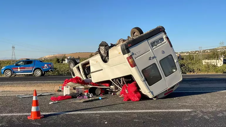 Tütün işçilerinin taşındığı minibüs devrildi: 20 yaralı