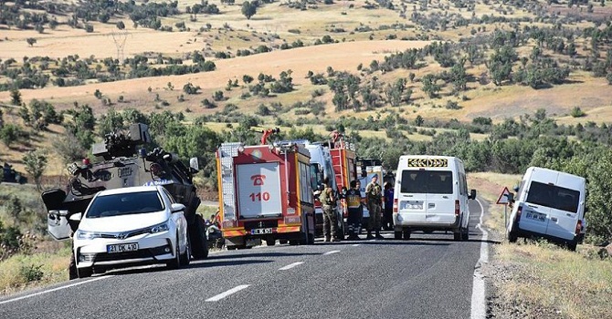 Zırhlı polis aracıyla otomobil çarpıştı: 5 ölü