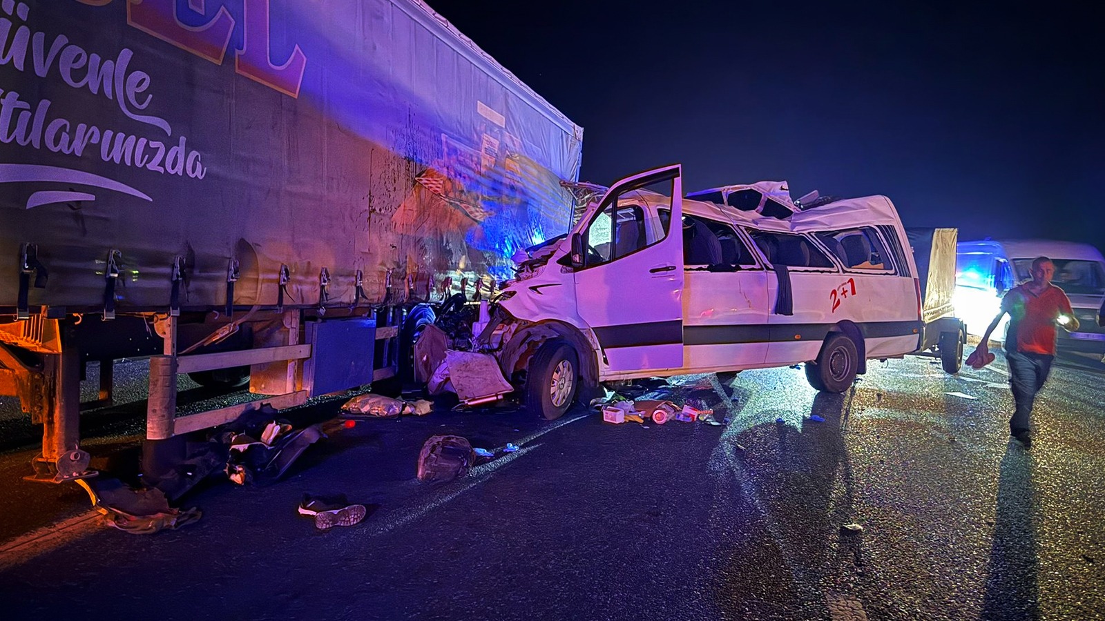 Tarım işçilerini taşıyan minibüs TIR'a çarptı; 3 ölü, 16 yaralı