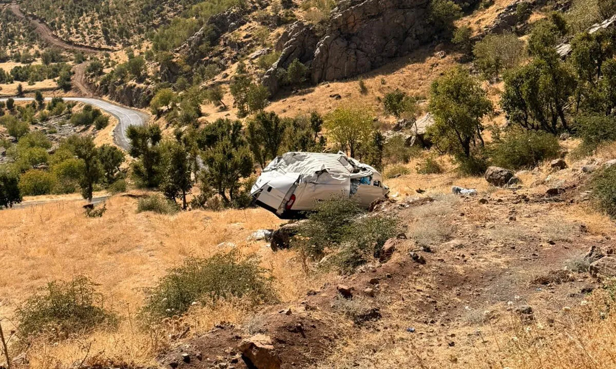 Hakkari’de Minibüs Uçuruma Yuvarlandı: 2 Yaralı