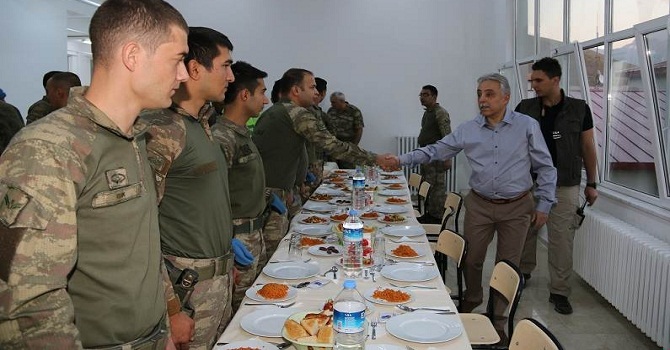 Vali Toprak askeri personel ile iftar yaptı!