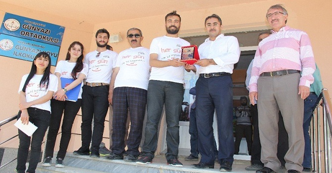 News PDR Şemdinli’de 150 öğrenciye bayramlık hediye etti