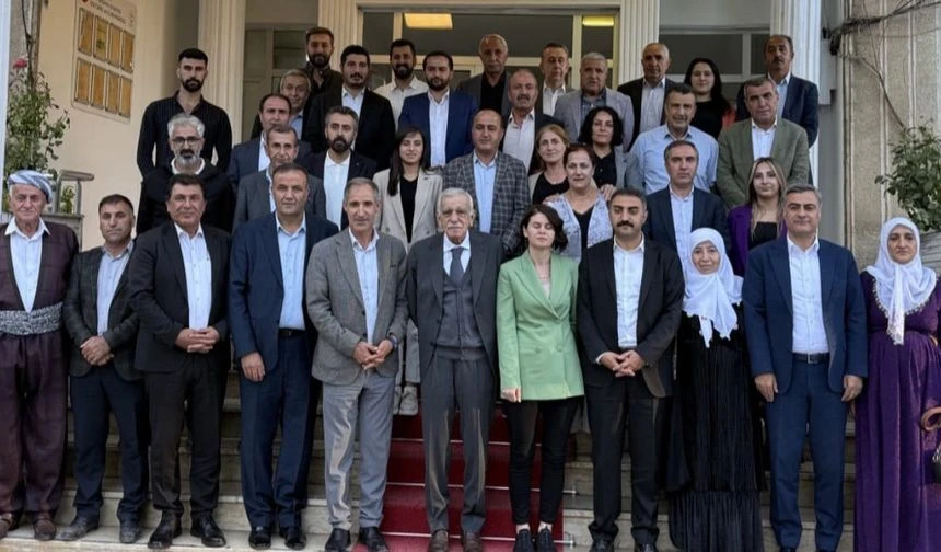 Yerine kayyum atanan belediye başkanları Hakkari'de! buluştu