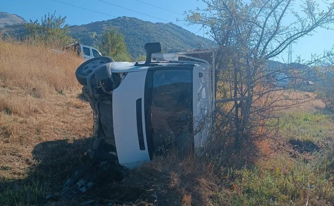 Hakkâri’de Trafik Kazası: Kamyonet Şarampole Devrildi