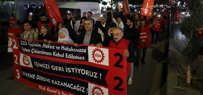 Van’da işçiler belediyeye yürüdü: Kayyım gidecek, işçiler kazanacak