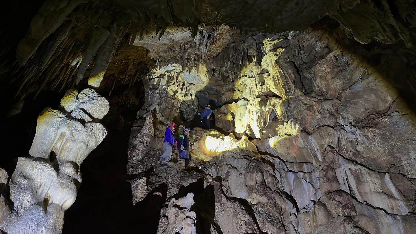 Zorlu Tırmanış, Büyüleyici Manzara: Sümbül Mağarası’na Yolculuk