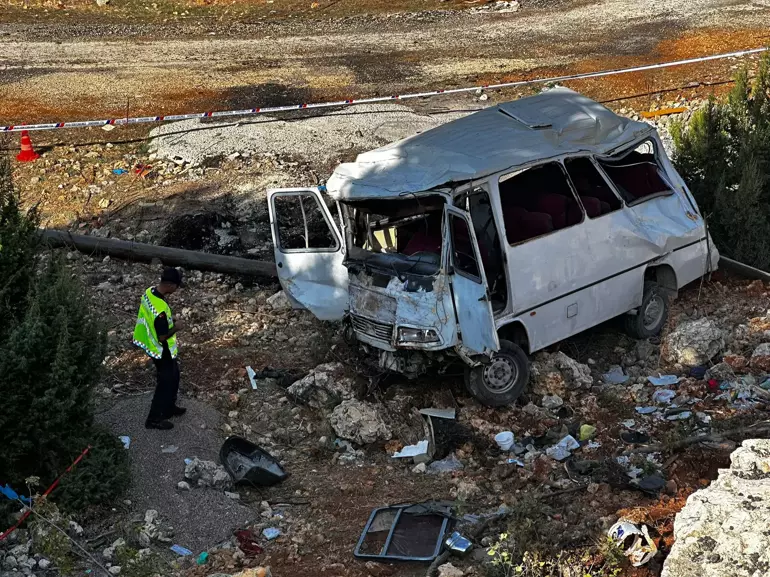 İşçileri taşıyan minibüs şarampole yuvarlandı: 5 ölü, 14 yaralı