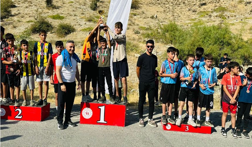 Hakkari'de 300 öğrenci kros heyecanı yaşadı