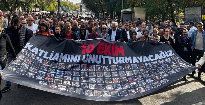 10 Ekim Katliamı nedeniyle Ankara Tren Garı önünde anma