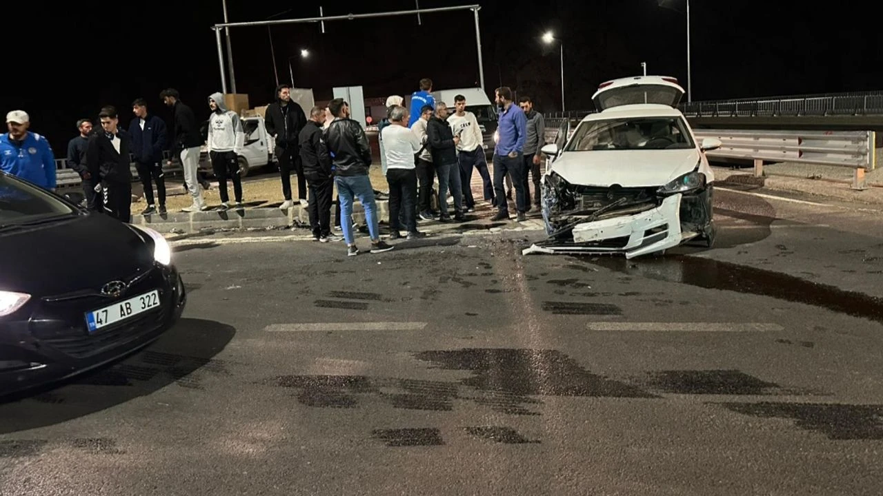 Hakkari’de Trafik Kazası: Sporcu Otobüsü Otomobille Çarpıştı, 1 Yaralı