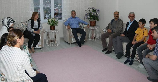 Vali Toprak, Atış ailesinin evine konuk oldu