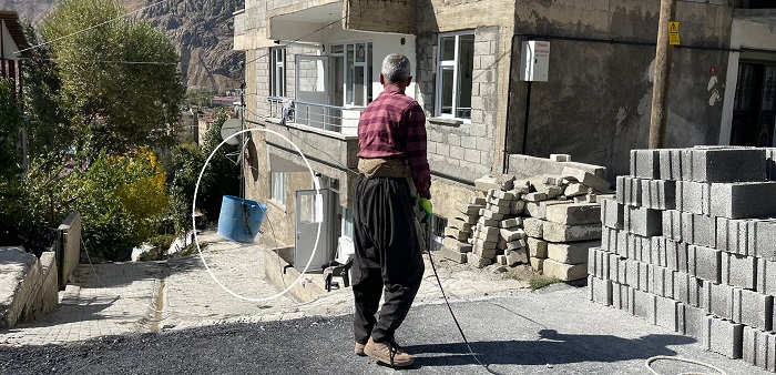 Hakkari'de Yol tepkisi: Teleferikle evine malzeme taşıyor