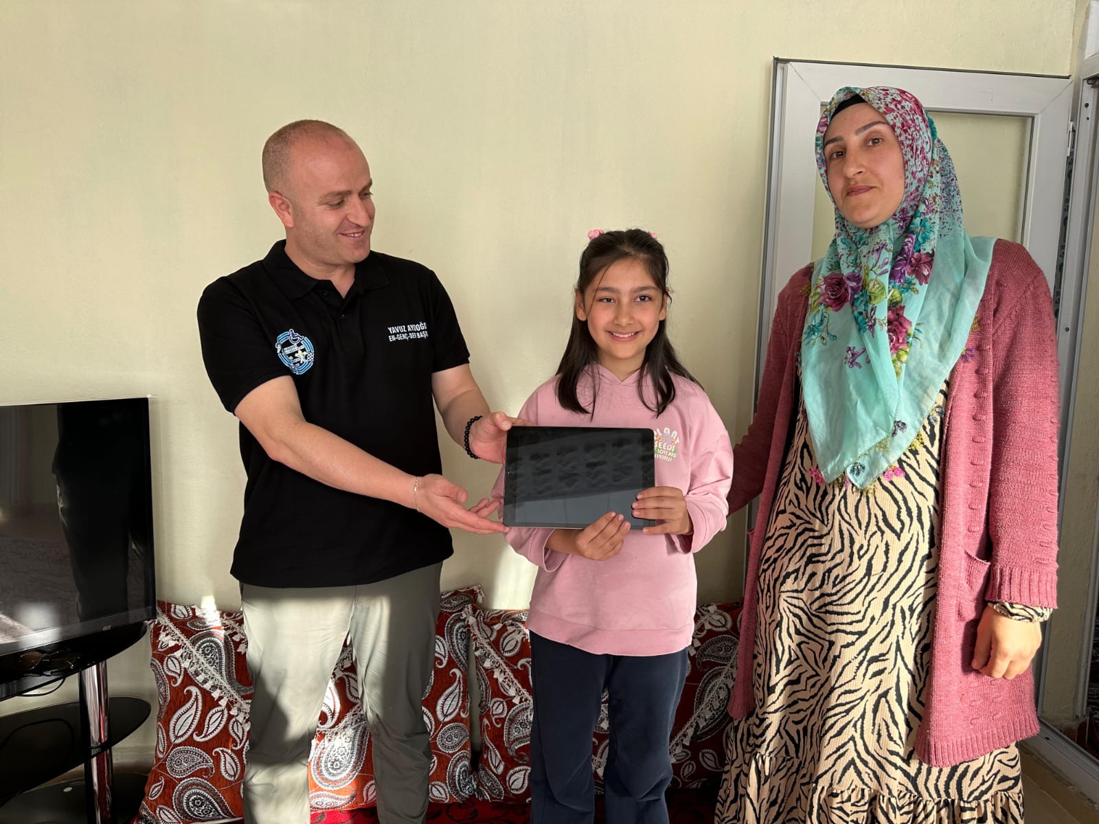 Görme Engelli Gülşen’e Tablet Desteği: Eğitim Hayali Gerçek Oldu